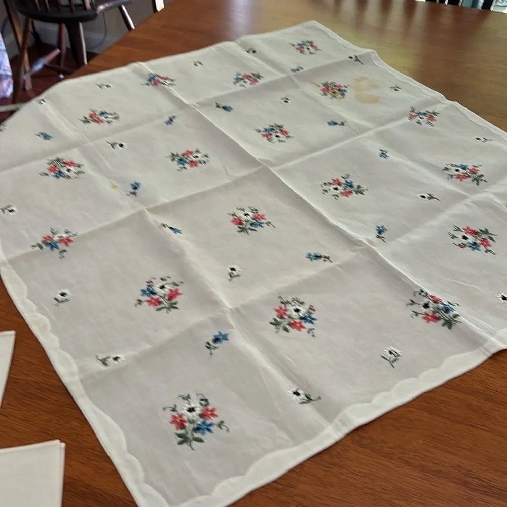 Beautifully embroidered tablecloth made in Switzerland with 4 napkins